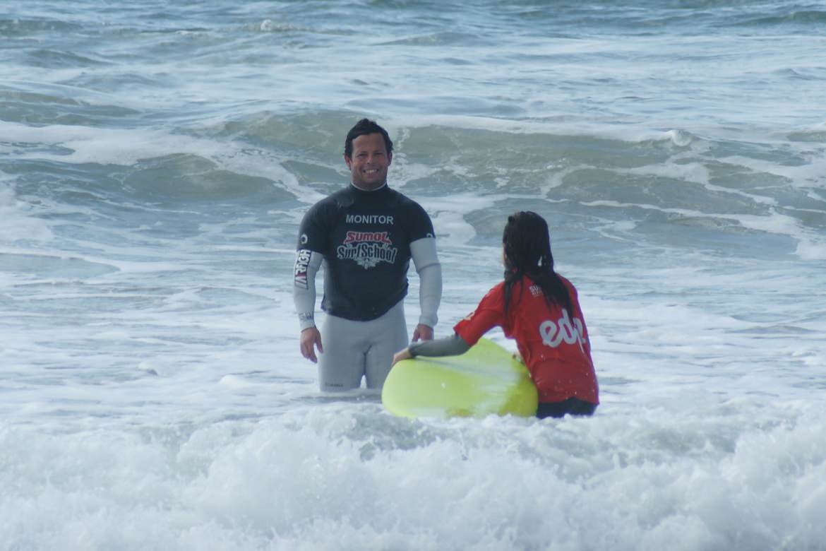 SURF ACADEMIA's Goncalo gives instructions